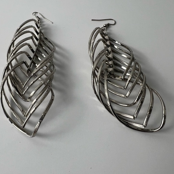 Cute Continuous Dangling Silver Tone Leaves Pierced Earrings - Picture 3 of 16